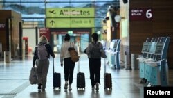 Пътници се придвижват в празното летище в Берлин по време на 24-часовата стачка на летищните работници в понеделник, 10 март.