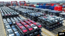 Mașini electrice ale producătorului chinez BYD încărcate pe un vas comercial de transport în portul Suzhou Port. Septembrie 2023. Fotografie de arhivă.