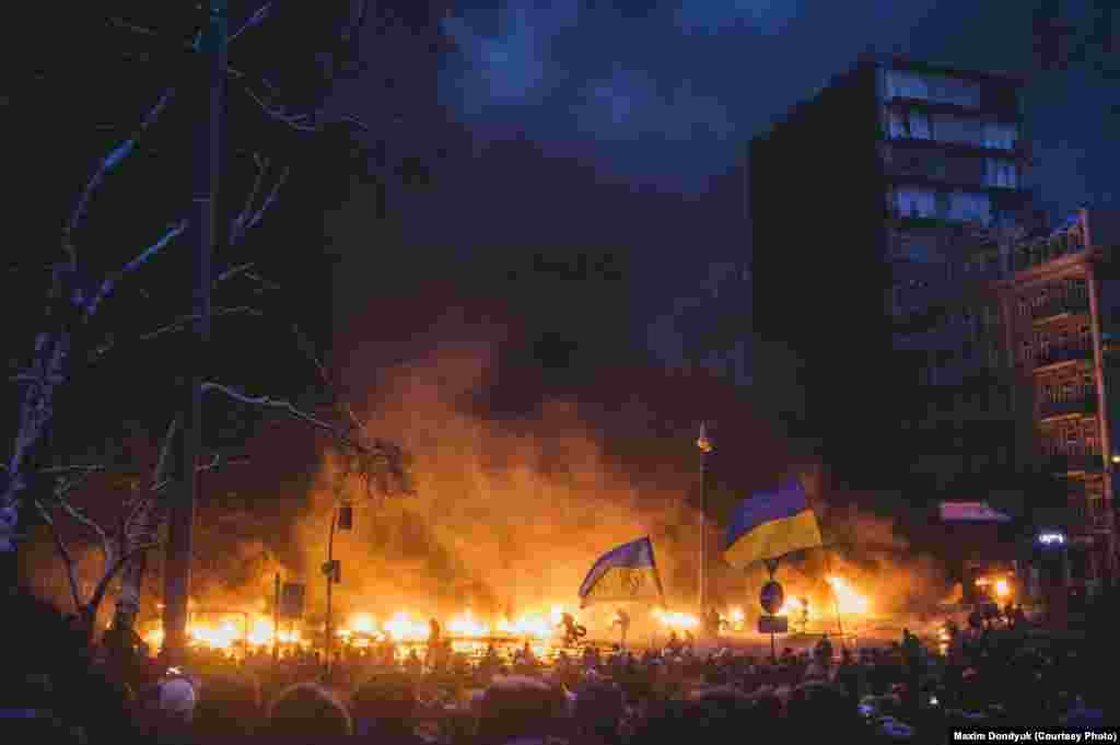 Баррикады на улице Грушевского. 23 января 2014 года. 