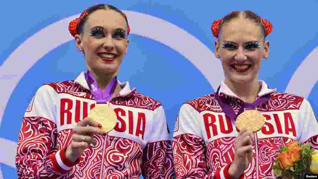 Ruske sportašice, Natalia Ishchenko i Svetlana Romashina, osvojile su zlatnu medalju u sinhroniziranom plivanju, London, 7. august 2012. Foto: REUTERS / Toby Melville