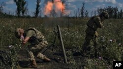 Украински войници обстрелват с миномет руски позиции на фронтовата линия край Бахмут, Донецка област, Украйна, събота, 12 август 2023 г.