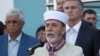 Муфтий Крыма Эмирали Аблаев (на первом плане) выступает на открытии новой школы №44 в микрорайоне Фонтаны. На втором плане слева – президент Общества крымских татар «Инкишаф» Эскендер Билялов, справа – российский глава Крыма Сергей Аксенов. Симферополь, 1 сентября 2017 года
