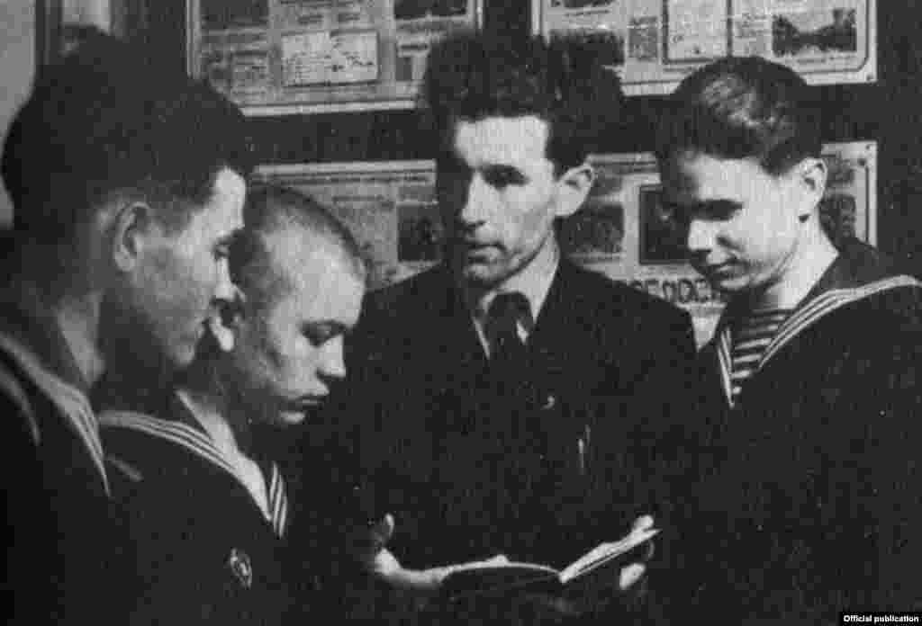 У маракоў, 1959 г. Здымак з кнігі «Ніл Гілевіч. Збор твораў у 6 т.» выдавецтва «Мастацкая літаратура»