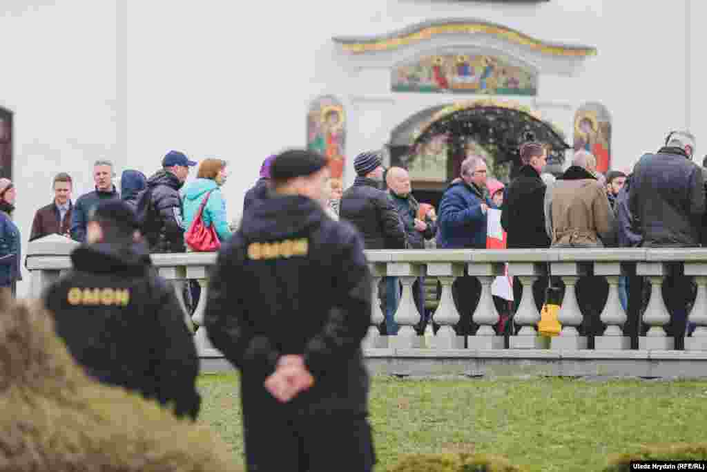 У час акцыі-малебну ля сабору затрыманьняў не адбылося, але прысутных здымалі на камэры «людзі ў цывільным». Перад акцыяй быў затрыманы актывіст Антон Чарняк