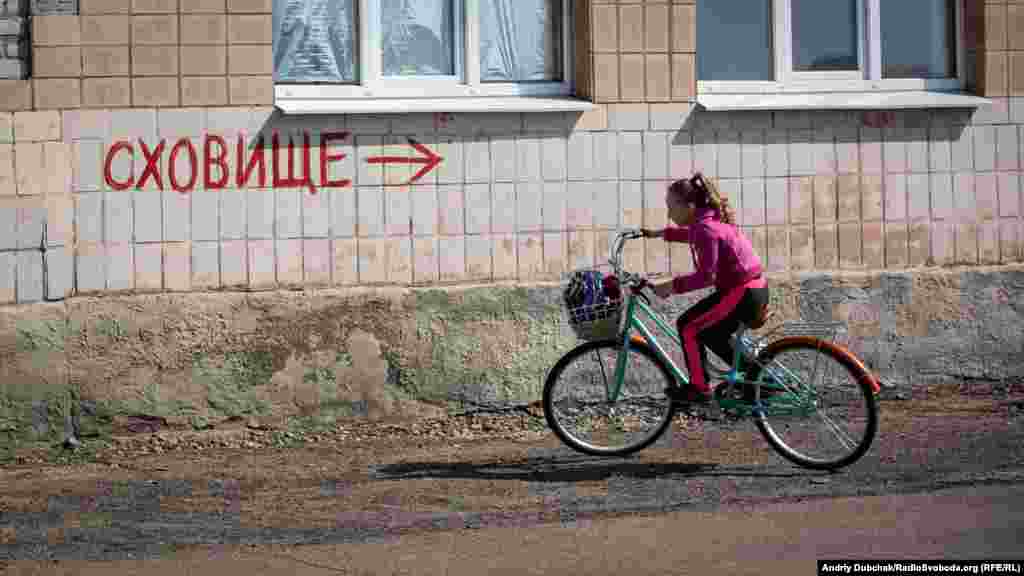Останнім часом у Станично-Луганський район почали повертатися люди, серед них чимало дітей. Але основна проблема, яка заважає поверненню – нестабільна ситуація та відсутність роботи