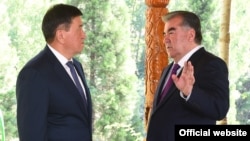 Эмомали Рахмон (справа) и Сооронбай Жээнбеков 