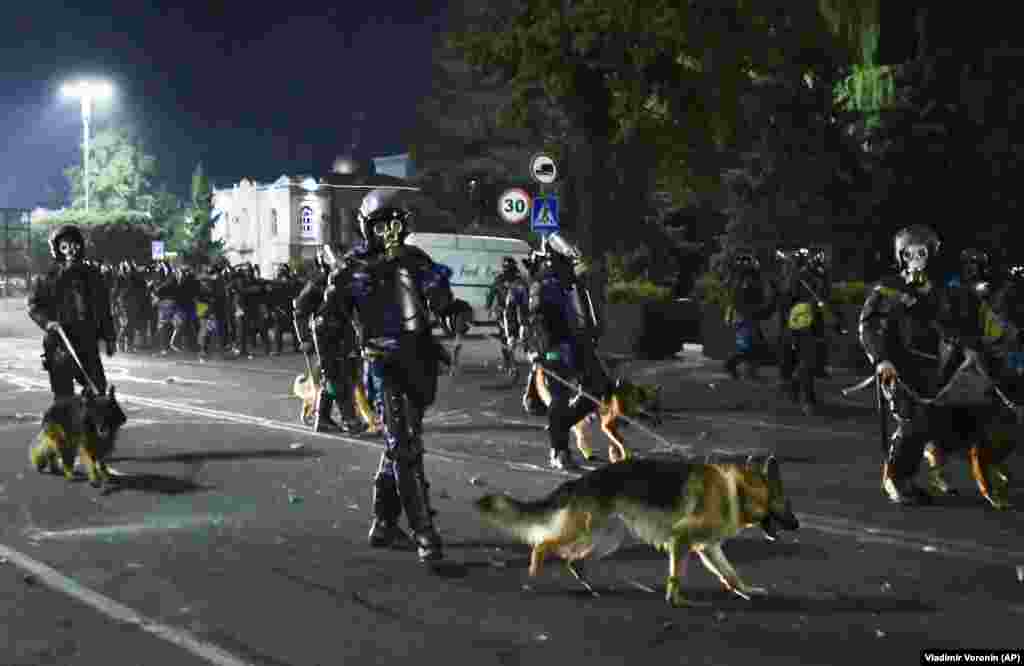 Policija rastjeruje prosvjednike.