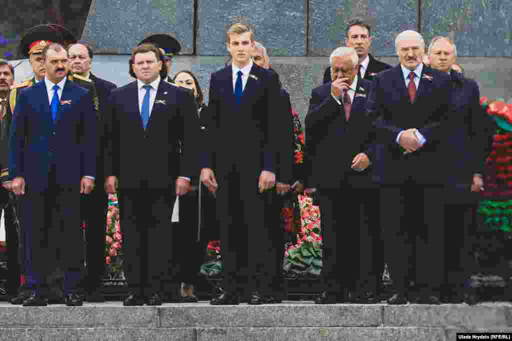 Побач з Аляксандрам Лукашэнкам на цырымоніі, як і ў мінулыя гады, былі сыны Віктар (першы зьлева), Дзьмітрый (другі зьлева) і Мікалай (трэці зьлева), а таксама шэраг чыноўнікаў: зьлева ад Лукашэнкі старшыня Савету рэспублікі Міхаіл Мясьніковіч, справа — прэм’ер-міністар Сяргей Румас