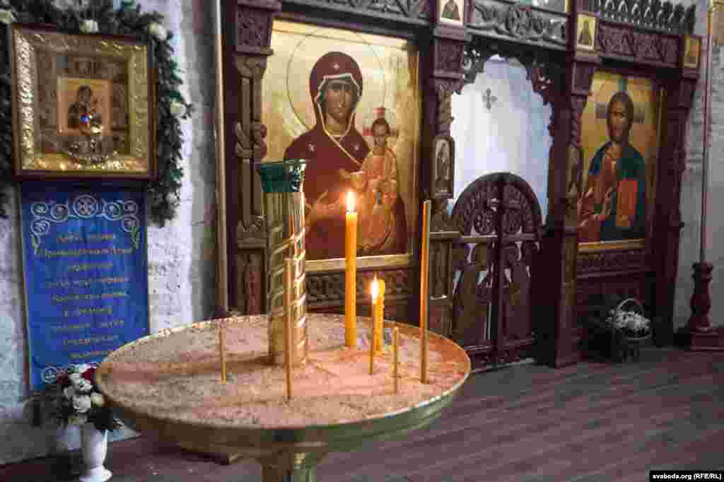 Падлогу ў алтарнай частцы замянілі