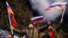 Proruski aktivisti u Donjecku na ulicama uz vatromet reaguju nakon što je predsjednik Vladimir Putin potpisao dekret o priznavanju nezavisnosti za dvije regije u istočnoj Ukrajini koje podržava Moskva, 21. februar 2022. 