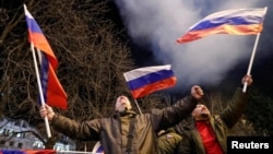 Proruski aktivisti u Donjecku na ulicama uz vatromet reaguju nakon što je predsjednik Vladimir Putin potpisao dekret o priznavanju nezavisnosti za dvije regije u istočnoj Ukrajini koje podržava Moskva, 21. februar 2022. 