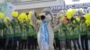 Талисман 28-й всемирной зимней Универсиады в Алматы (в центре) вместе с волонтерами. Фото предоставлено пресс-службой оргкомитета Универсиады. 