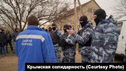 Російські силовики не пропускають швидку до хворого батька Біляла Адилова. Сімферополь, 27 березня 2019 року.