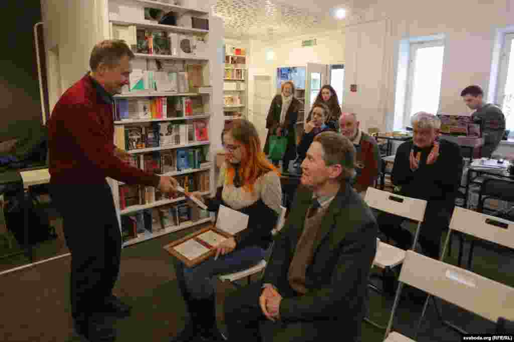 Аляксандар Лукашук падараваў пераможцам асобнік кнігі «Падарожжа ў БНР»