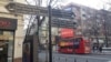 Тројазична патоказна табла ( на македонски, англиски и албански) во центарот на Скопје. 
