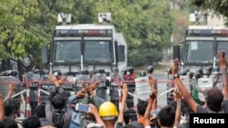 Protesti zbog vojnog puča u Mijanmaru se ne smiruju, demonstranti su izašli na ulice i u subotu u velikom broju gradova. Mandalay, 20 februara 2021.