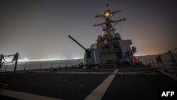 Na fotografiji Ministarstva odbrane SAD razarač sa vođenim projektilima klase Arleigh Burke USS Carney, novembar 2023. godine.