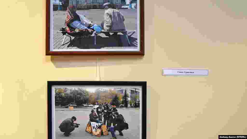 Среди участников и победителей фотоконкурса – корреспондент Азаттыка в Западно-Казахстанской области Санат Урналиев. На его фотографиях запечатлены акции протеста на площади перед областным акиматом.