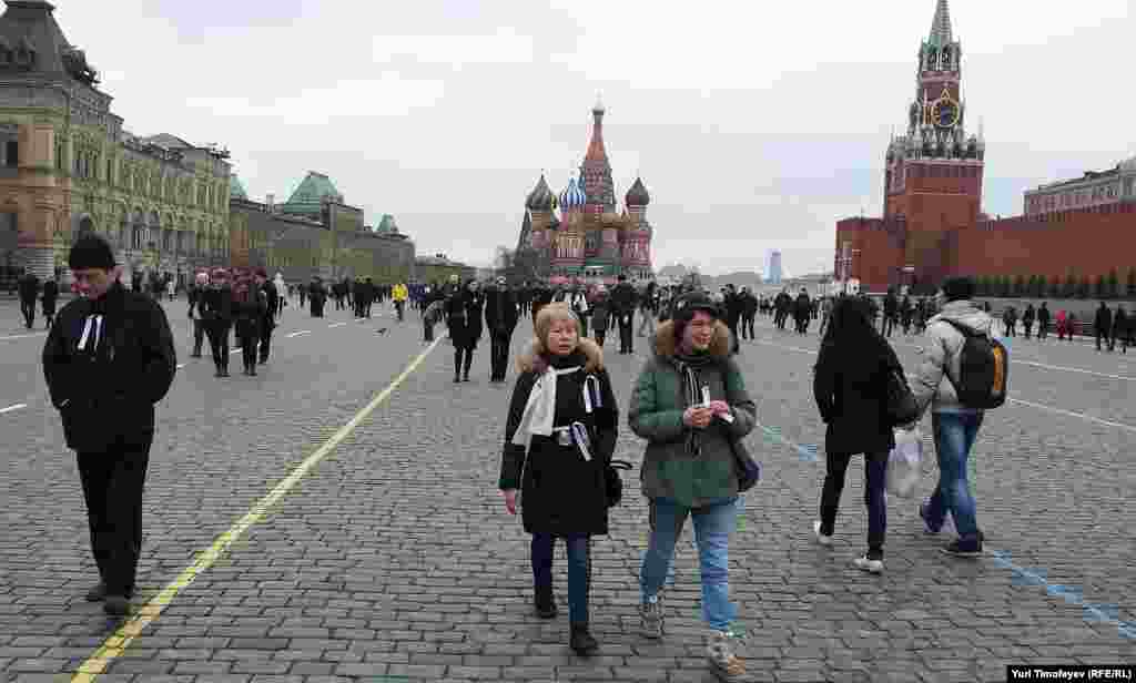 Не менее 500 человек гуляют по Красной площади с белыми лентами