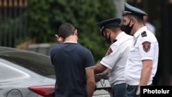 Հայաստան - Ոստիկանները կանգնեցրել են հակահամաճարակային կանոնները խախտած վարորդի ավտոմեքենան, Երևան, հունիս, 2020թ․