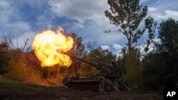 Українські содати ведуть вогонь із самохідної гаубиці, Донеччина, червень 2024 року