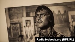 Під час виставки в «Мистецькому арсеналі», присвяченій фільму «Тіні забутих предків». Київ, 23 квітня 2016 року 