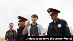 Аслан Сагутдинов, гражданский активист и видеоблогер, во время акции с пустым плакатом. Уральск, 6 мая 2019 года.