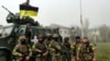 Військовослужбовці 131-го окремого розвідувального батальйону Сухопутних військ ЗСУ святкують звільнення від армії РФ міста Снігурівки, що на Миколаївщині. Снігурівка, 10 листопада 2022 року 