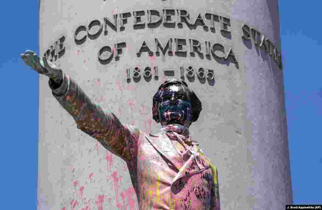 Memorialul Jefferson Davis din Richmond, Virginia, este acoperit cu vopsea. Jefferson Davis a fost președintele Statelor Confederare ale Americii în timpul Războiului Civil.