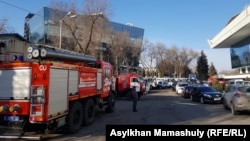 Машины противопожарной службы у здания Дворца Республики, где проходит встреча акима с населением. Алматы, 20 февраля 2019 года.