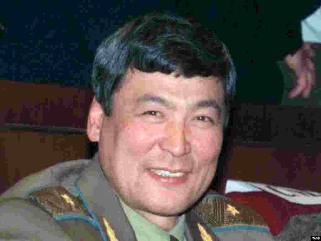 В 1996 году Тохтар Аубакиров был назначен советником президента Казахстана. На фото: Тохтар Аубакиров в центре управления полетов российского федерального агентства "Роскосмос" наблюдает за стыковкой корабля "Союз ТМ-27" с МКС. 1998 год.