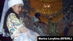 Участницы конкурса "Мисс Шульбинск - 2012". Посёлок Шульбинск, Восточно-Казахстанская область, 15 мая 2012 года.