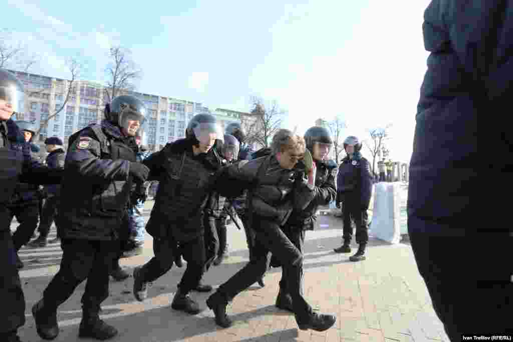 Московские власти сообщили, что в отношении большинства задержанных будут составлены протоколы по статье 20.2 кодекса об административных правонарушениях – "Нарушение правил проведения публичных мероприятий". Эта статья предусматривает наказание в виде штрафа или административного ареста.