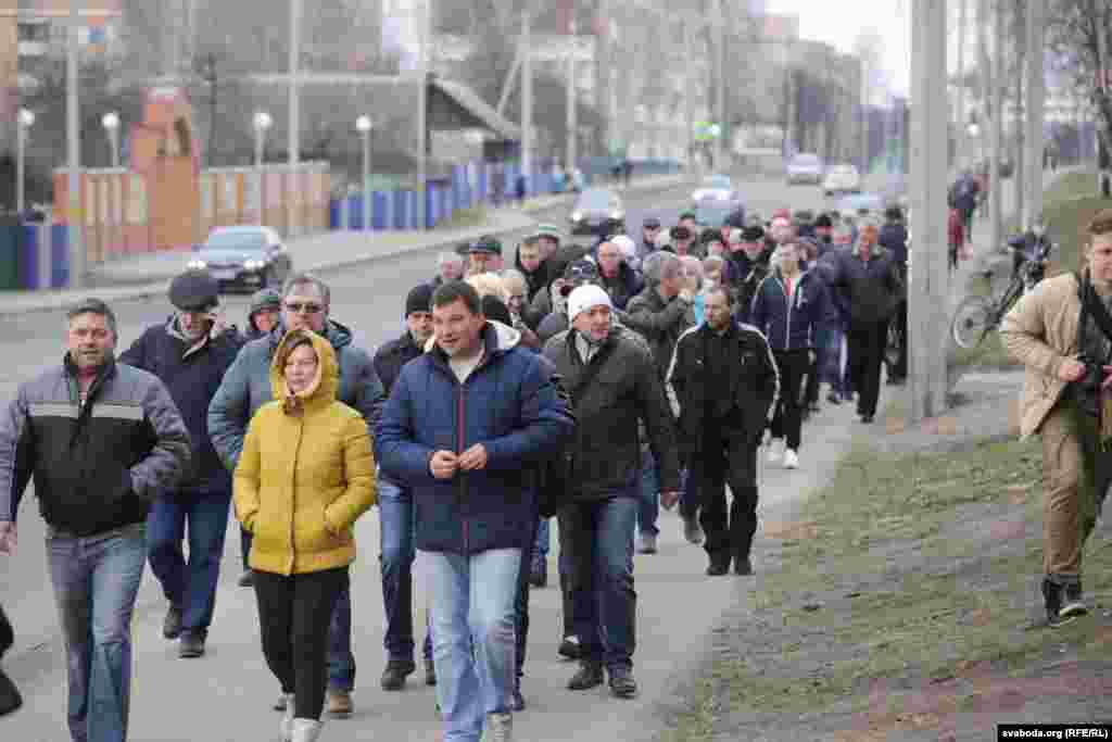 Калёна ў паўтары сотні чалавек рушыла па ходніках у цэнтар гораду, дзе сабралася прыкладна столькі ж іншых пратэстоўцаў. 