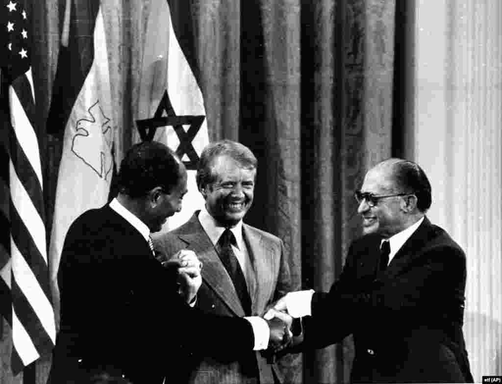 جیمی کارتر همراه با انور سادات (نفر چپ) و مناخیم بگین در مراسم اعلام معاهده صلح کمپ دیوید، ۱۸ سپتامبر ۱۹۷۸