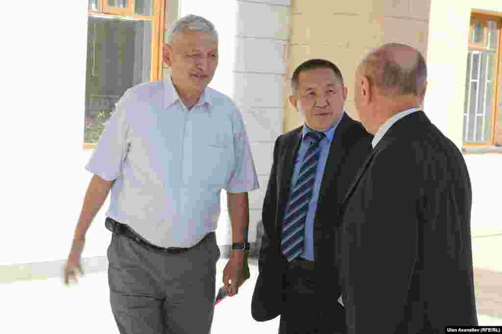 Директор бишкекского бюро "Азаттык" Султан Жумагулов и экс-спикер Жогорку Кенеша Медеткан Шеримкулов