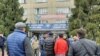 Каракол шаарынын тургундары мэрдин кетишин талап кылып жатышат