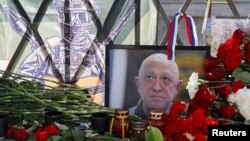 Импровизирани мемориал беше направен в Москва след първите съобщения за смъртта на Евгений Пригожин