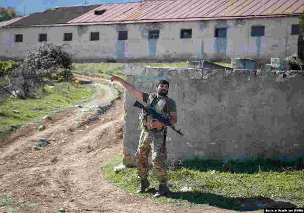 A volunteer fighter gestures in Avetarnots. Groups who formed volunteer battalions to defend Armenian civilians and disrupt Ottoman rule in the 1890s were known as “Fedayi,” which is derived from a similar Arabic word meaning “to sacrifice.” 