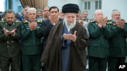 Vrhovni vođa ajatolah Ali Hamenei (u sredini) obećao je osvetu za ubistvo lidera Hamasa Ismaila Hanije u Teheranu, za koje Iran krivi Izrael.