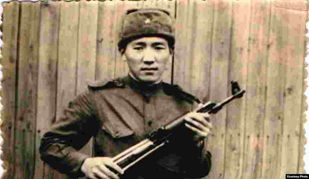 Согуштан кайтпай калган Жакыпбек Асранкуловдун 1941-жылы туулган баласы Кенешбек Жакыпбеков. Ал согушка катышкан эмес. 