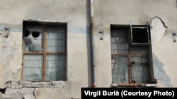 Coșurile de aerisire, înnegrite de flăcările și fumul care au luat zeci de vieți