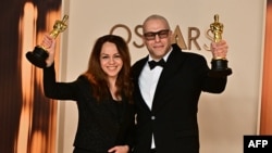 Shirin Sohani (stânga) și Hossein Molayemi au făcut istorie când filmul lor, In The Shadow Of The Cypress, a fost prima producție iraniană care a câștigat un Oscar - cel mai bun scurtmetraj de animație. 
