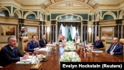 Սաուդյան Արաբիա - Փետրվարի 18-ի բանակցություններում ԱՄՆ և ՌԴ պատվիրակությունները գլխավորում էին արտաքին գերատեսչությունների ղեկավարներ Մարկո Ռուբիոն և Սերգեյ Լավրովը 