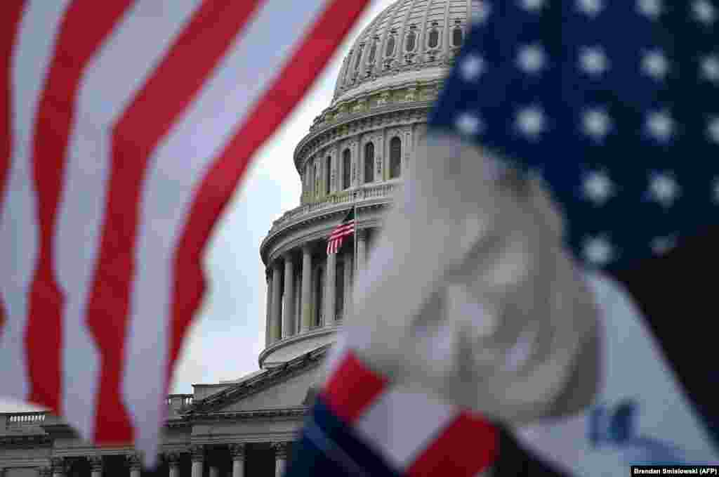 Прихильники президента США Дональда Трампа збираються в Капітолії США на знак протесту проти очікуваного підтвердження Конгресом Джо Байдена в якості президента США. Вашингтон, округ Колумбія, 5 січня 2021 року