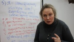 Валентина Чупик аз ҳавопаймо ба саволҳои Радиои Озодӣ посух дод