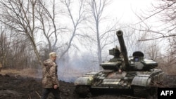 Украин жоокерлери. Лисичанск, Луганск облусу, Чыгыш Украина. 2021-жылдын 7-апрели.