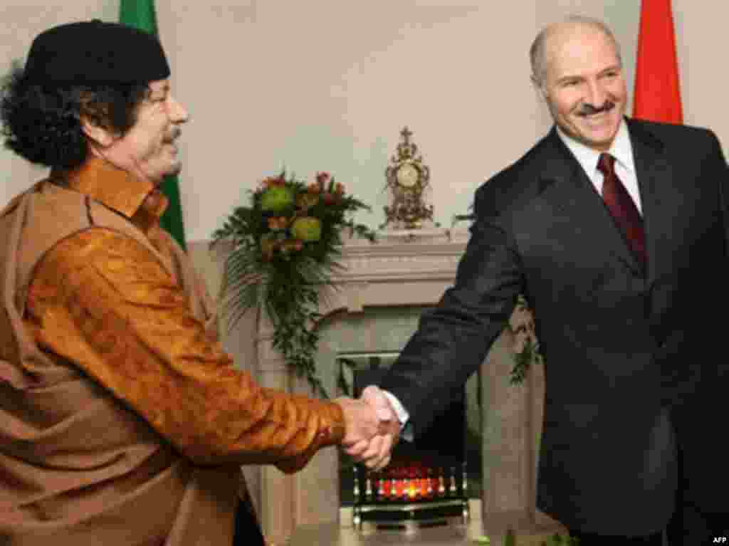 Ноябрь 2008-го. Минск. Рукопожатие с белорусским президентом Александром Лукашенко.