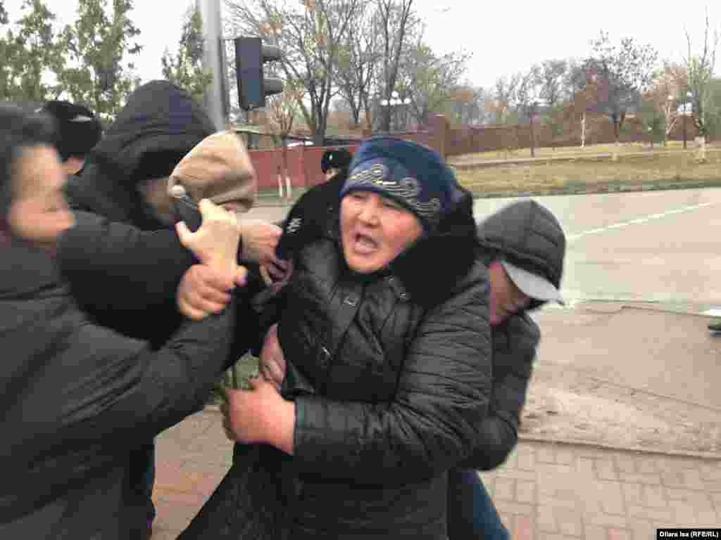 Казакстандык демократиялык тандоо” кыймылын оппозициялык саясатчы Мухтар Аблязов түзгөн. Кыймыл 2018-жылы “экстремисттик” деп табылып, Казакстанда тыюу салынган. Башкы прокуратура болжолдонгон нааразылык акцияларынын алдында жарандарга жыйындар мыйзамсыз экенин эскерткен.