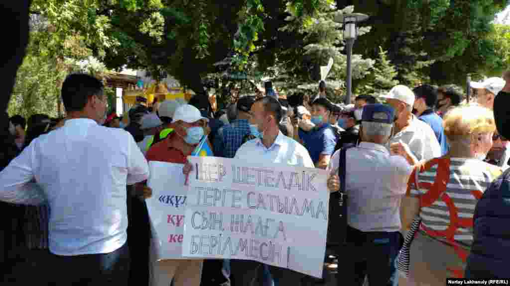 Алматыда чогулгандарды полиция жылдырбай курчап турду. 